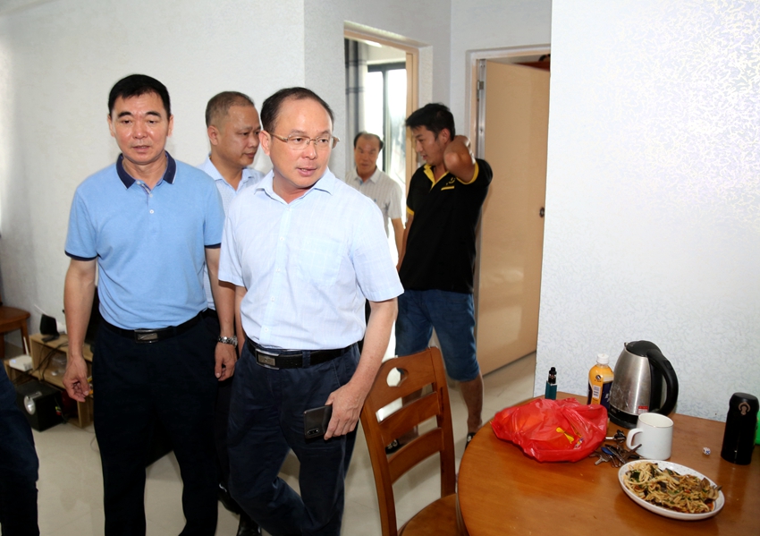 吴群忠局长调研保障房建设情况