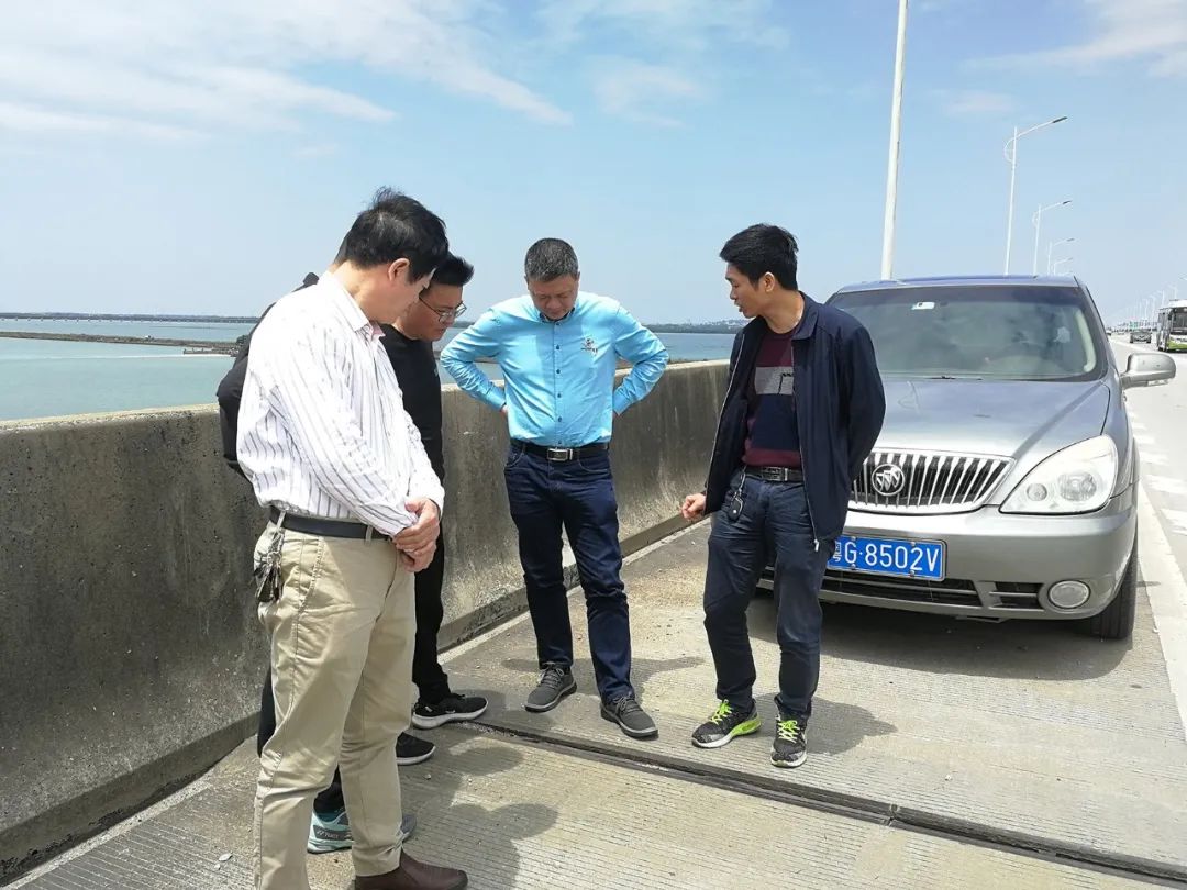 陈再东一行到现场后,对交通隐患路段进行细致观察,认