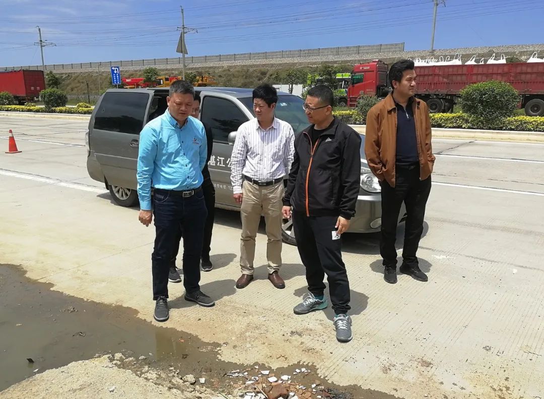 陈再东一行到现场后,对交通隐患路段进行细致观察,认