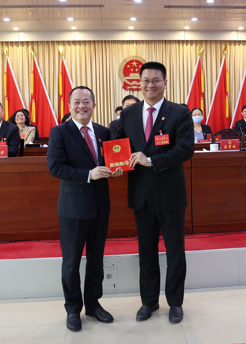 麻章区人大常委会主任蔡芳林为新当选的麻章区人民政府区长陈思远(右)