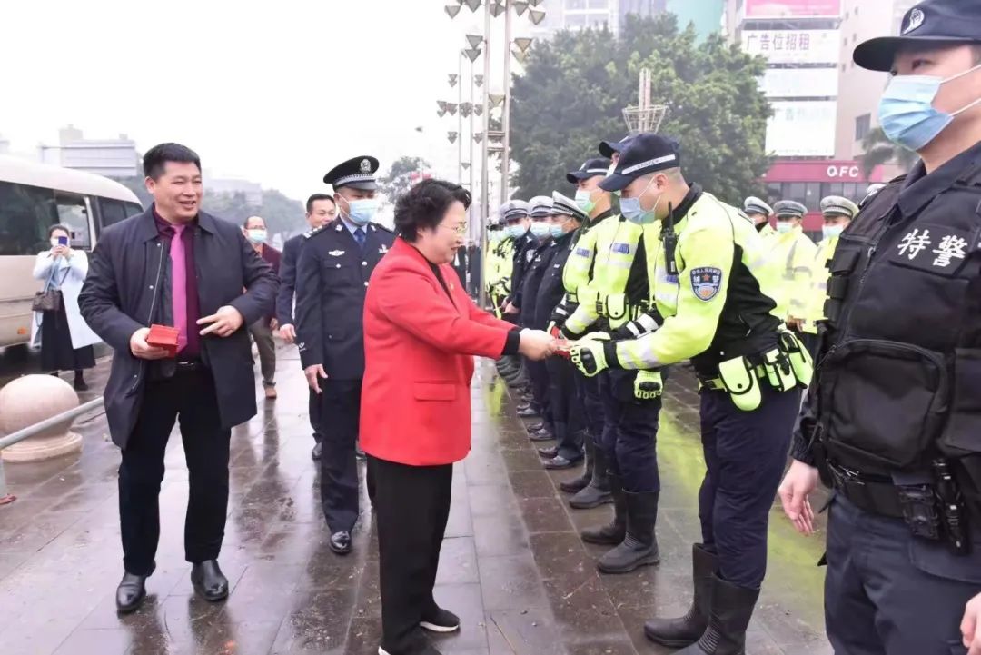 大年初一徐闻县委县政府主要领导亲切慰问坚守岗位民警辅警