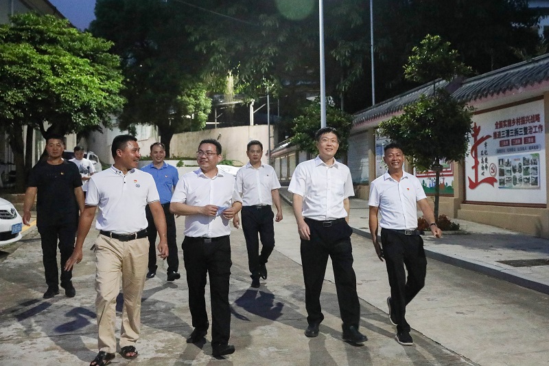 云头下村榕树下,区委书记讲党课.jpg