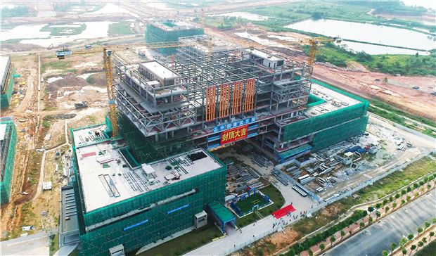 湛江湾实验室龙王湾研发基地一期工程总部研发大楼主体结构封顶
