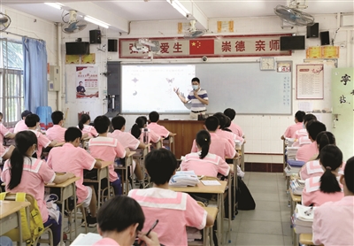 岭南师范学院附属中学,初三学生正在上课.