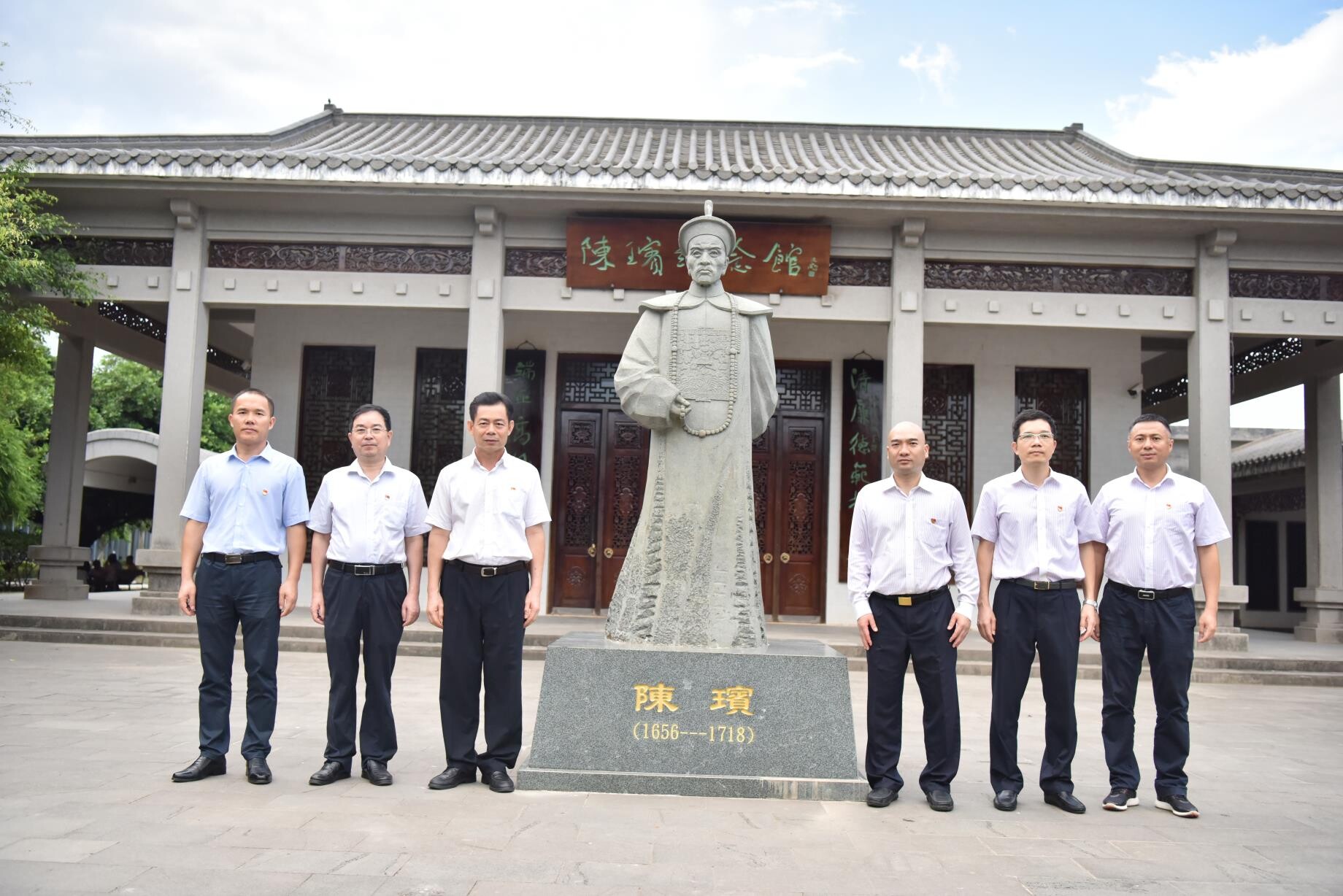 在陈瑸纪念馆,两个单位领导合影