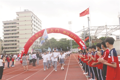 湛江农垦实验中学:中学成人礼 为18岁的自己喝彩