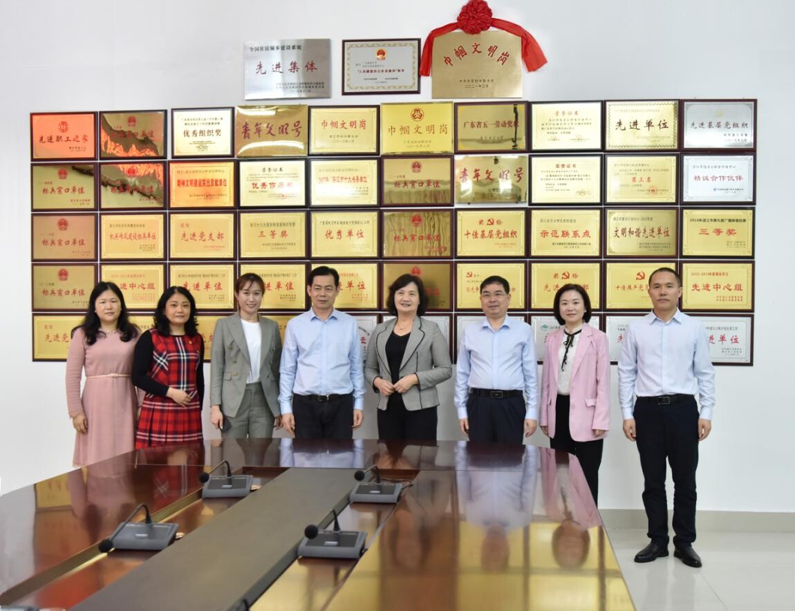 陈翔主席与市中心领导和同志合影