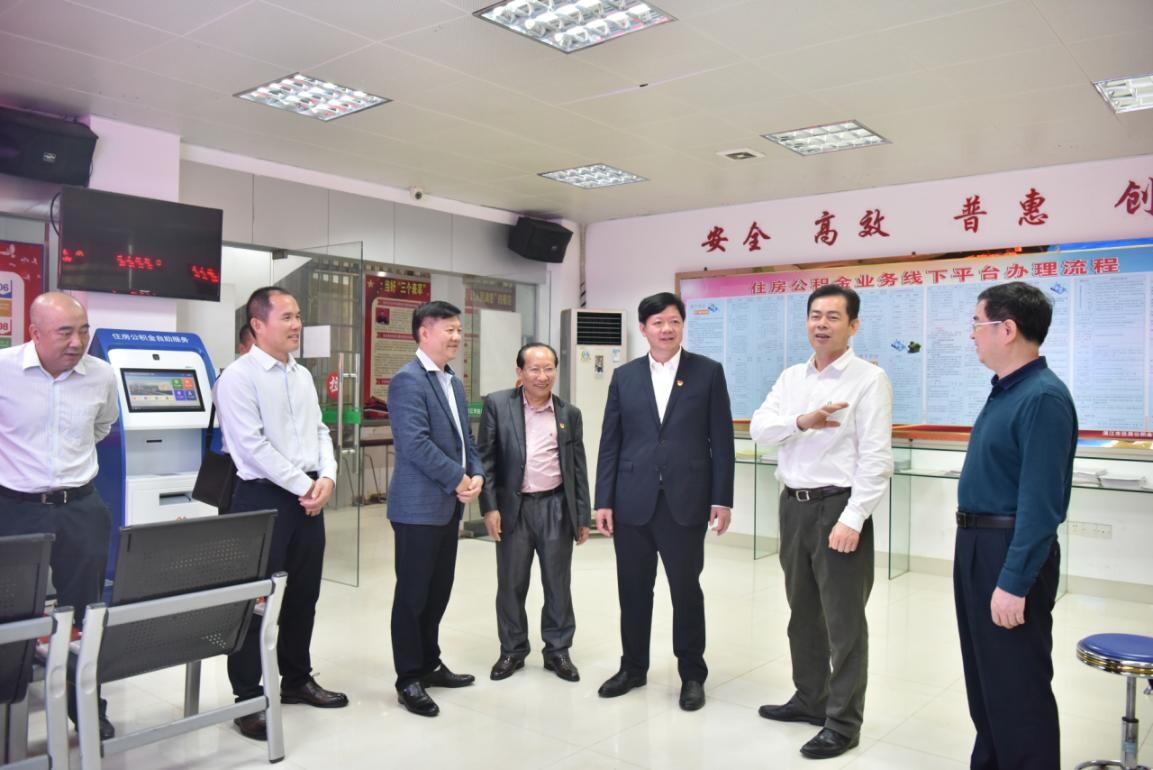 徐闻县委书记李汉东一行到市住房公积金中心徐闻办事