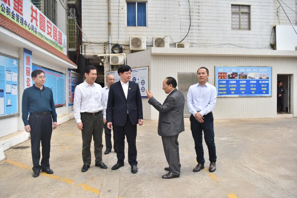 徐闻县委书记李汉东一行到市住房公积金中心徐闻办事