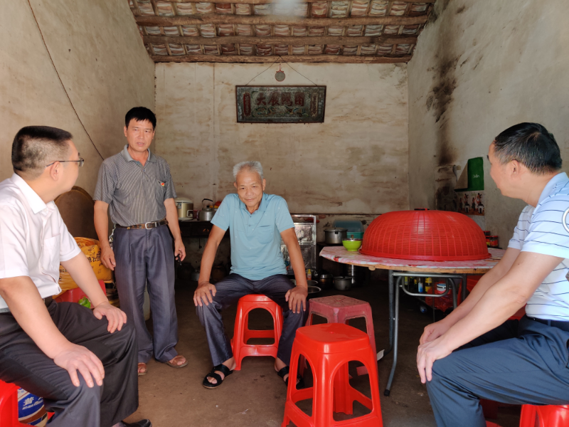 图为在参战老兵杨贵家中慰问