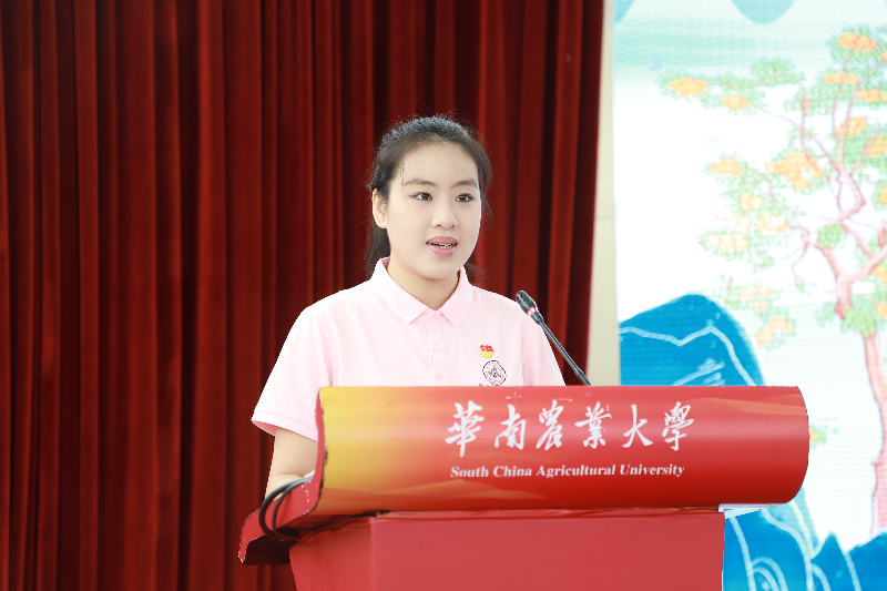 获奖学生代表钟颖分享实践经验.JPG