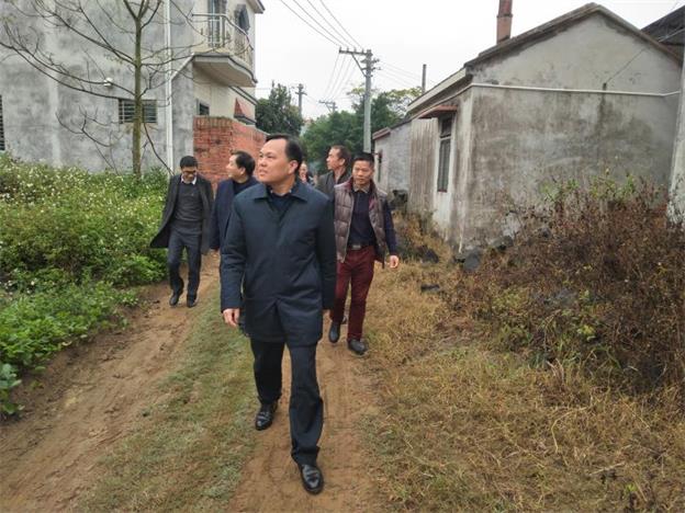 了村支部活动室布置情况,询问支部组织生活开展及村民生产发展情况,并