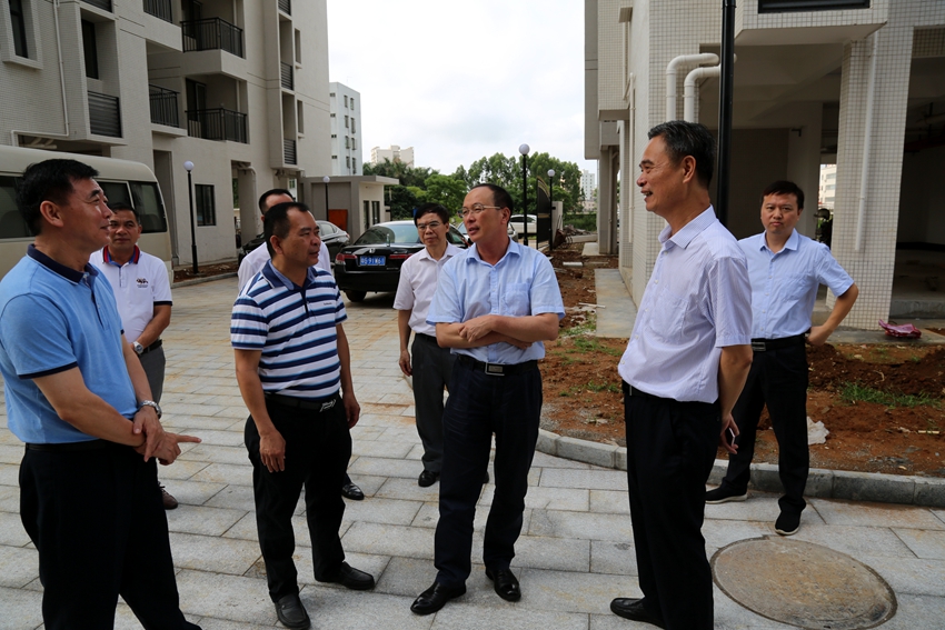 书记,局长吴群忠到遂溪调研保障房建设情况,遂溪县副县长吴刚等参加