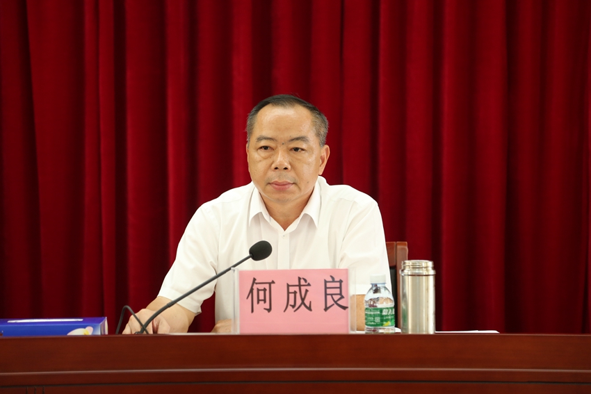 何成良副局长主持会议,并通报半年建筑施工安全生产情