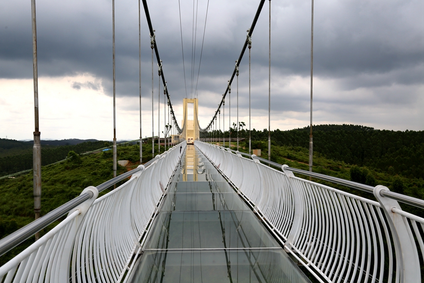 我市对风景区玻璃桥项目全部停业封存进行安全风险评估