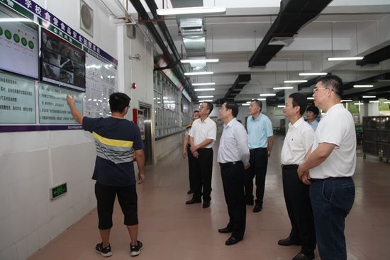 霞山区区委书记龙小艾,湛江市第二中学校长杨耀明参加调研.