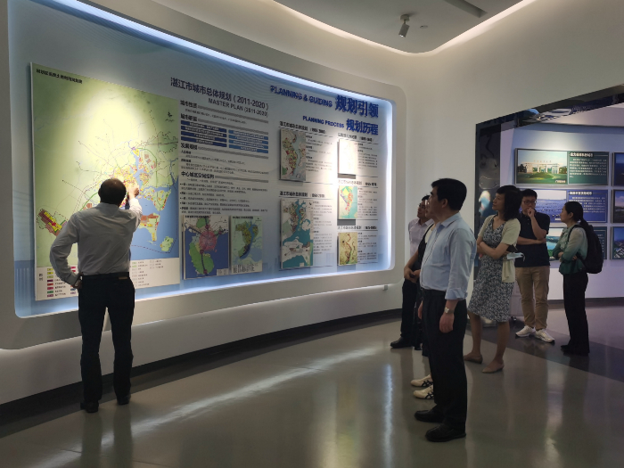 图3：调研组一行参观湛江市规划展览馆.jpg