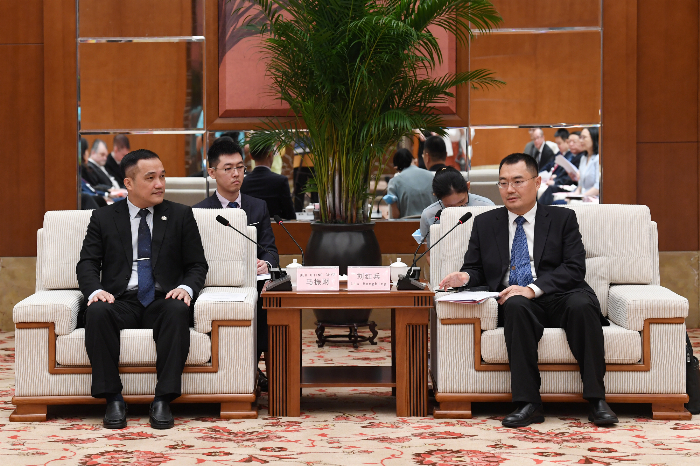 刘红兵书记会见外国驻穗领团一行.jpg