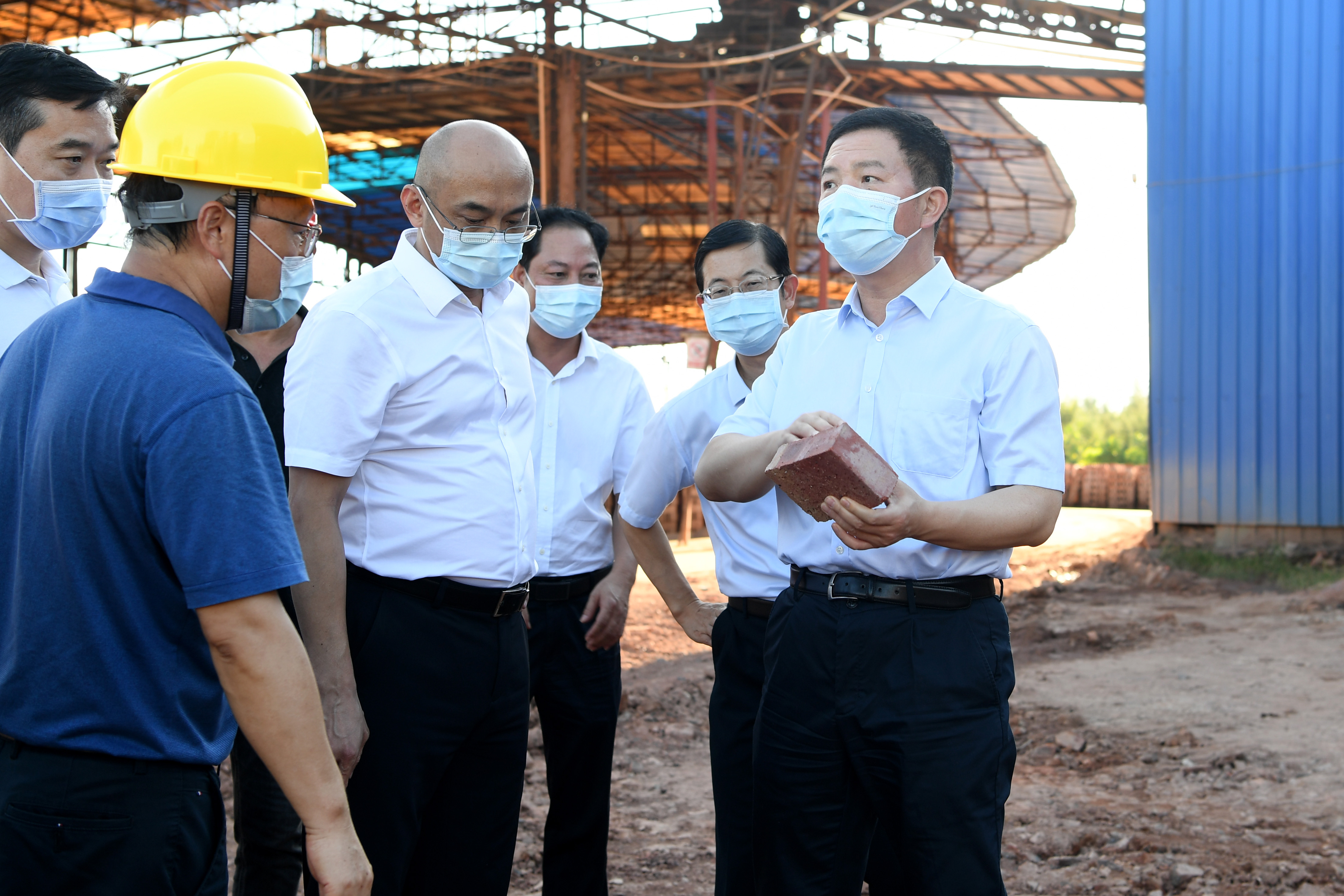 9月 日,市长曾进泽率队调研吴川市王村港镇新梅村国堂新型环保页岩