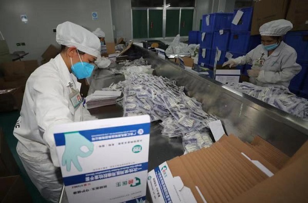 3医用手套包装现场.jpg