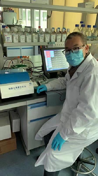 4湛江博康海洋生物有限公司的科研人员在研究新型冠状病毒感染引发的二次感染并发症与内毒素血症的相关性.jpg