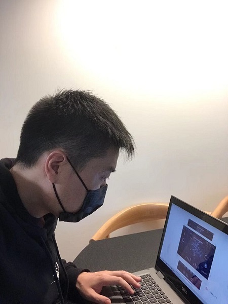 8钟彦带领技术人员在搭建网络疫情可视化界面.jpg