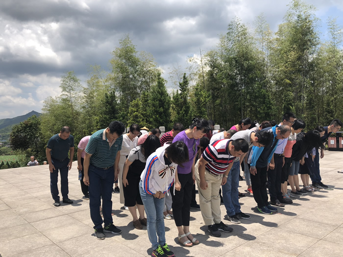 2全体学员向毛主席塑像鞠躬.jpg