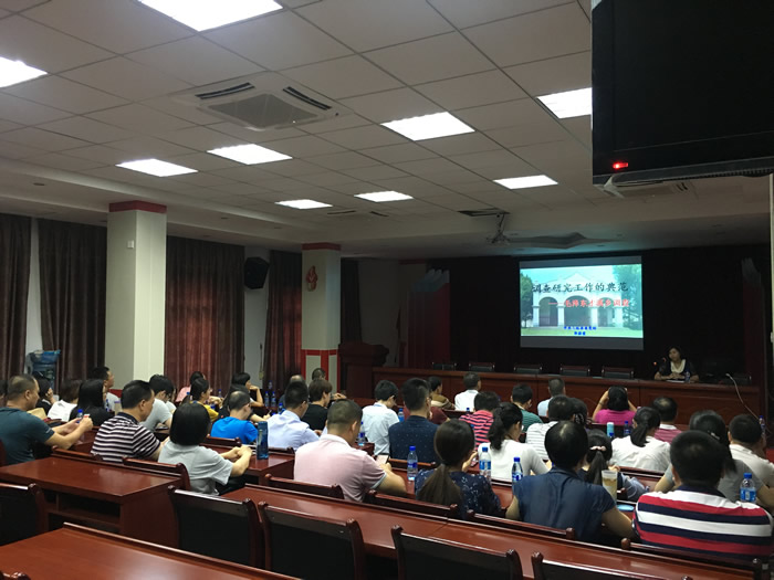 3学员们在认真听课.jpg