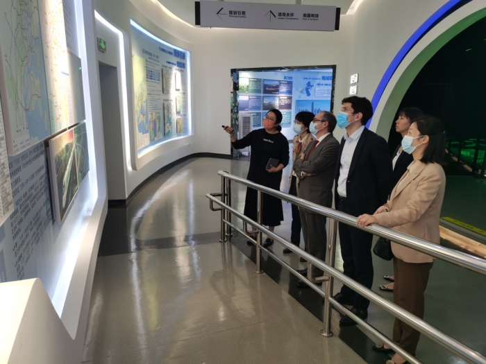 王敦滟主任(右一)陪同福希玮总领事(左三)参观湛江城市规划馆.jpg