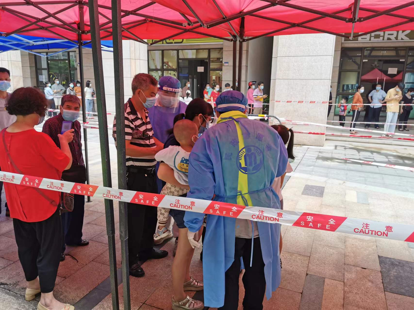 市民政局党员志愿者耐心解答市民疑问.jpg