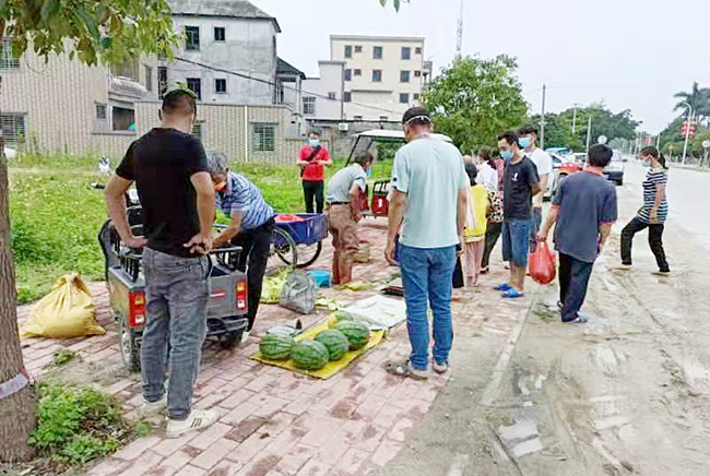 抗疫一线党员劝退流动摊贩，避免人群聚集.jpg