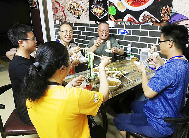 队员们煮寿面为廖建波同志庆祝生日.jpg