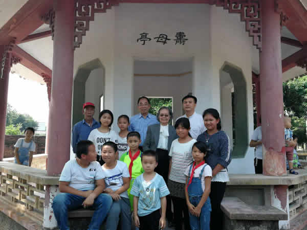 李浈博士与乡亲在寿母亭前合影.jpg