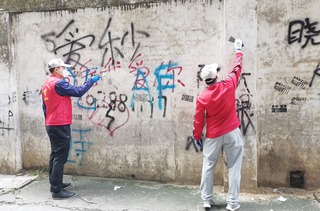 选派社区防控人员在清理街头“牛皮癣”.jpg