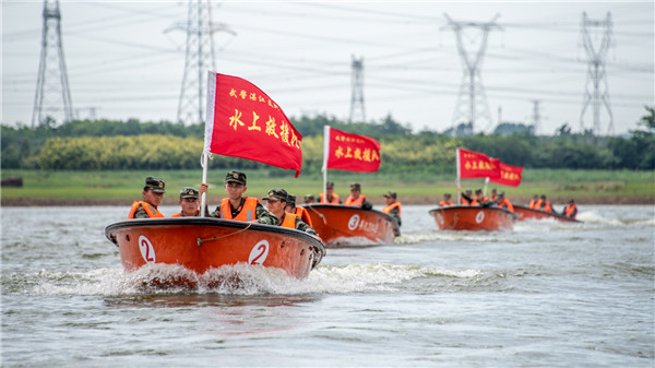 武警湛江支队队员们乘坐快艇进行训练.