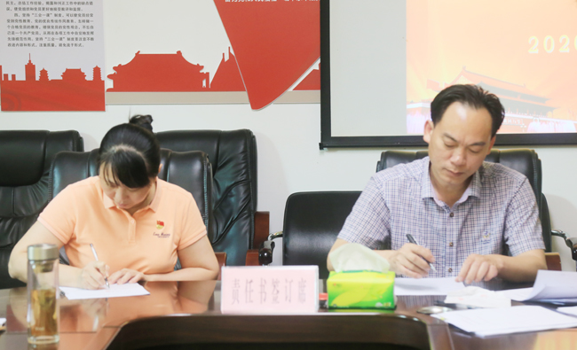 党组书记、局长陆明贤（右）与党组成员、副局长黄文钊（左）签署党风廉政责任书.jpg