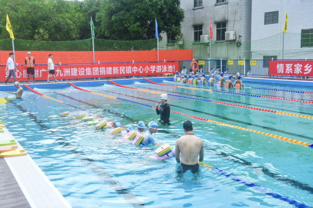 学生在廉江市新民镇中心小学开展游泳培训活动。