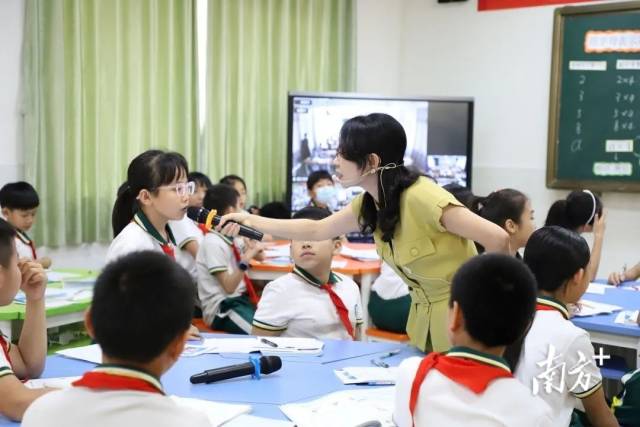 湛江市实验小学教师在上公开课