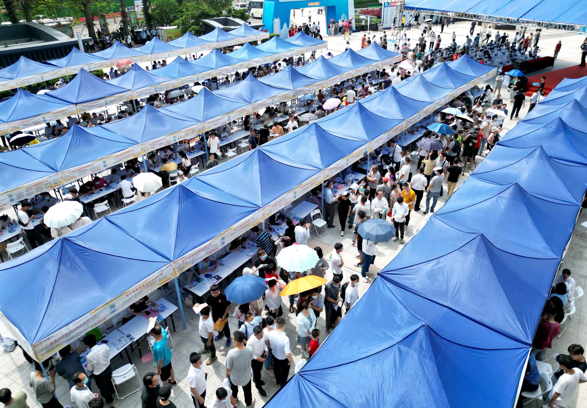 2023年广东“稳就业促发展”粤西片区大型招聘活动在湛江举行
