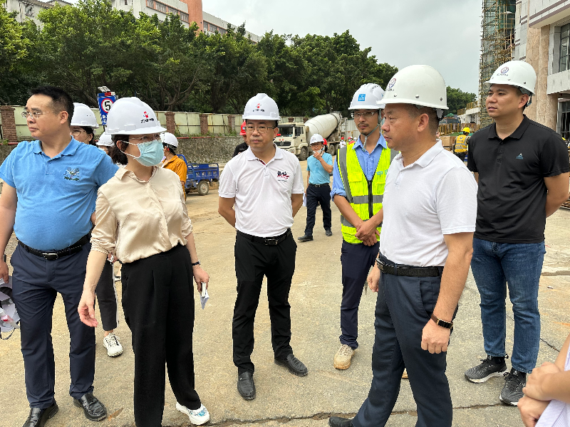 与院方代表交流(1).jpg
