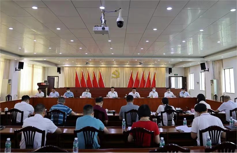 区委理论学习中心组举行学习会.jpg