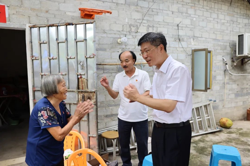 随行社区和政府同志要积极帮助她们排忧解难,让她们晚年生活幸福安康