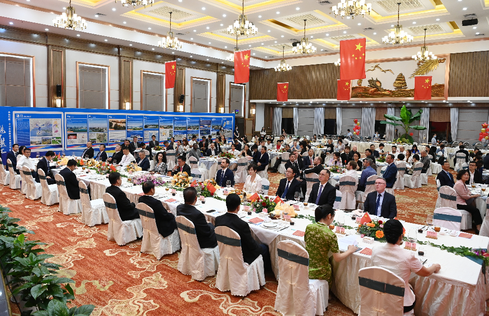 3.招待会现场喜庆热烈.jpg