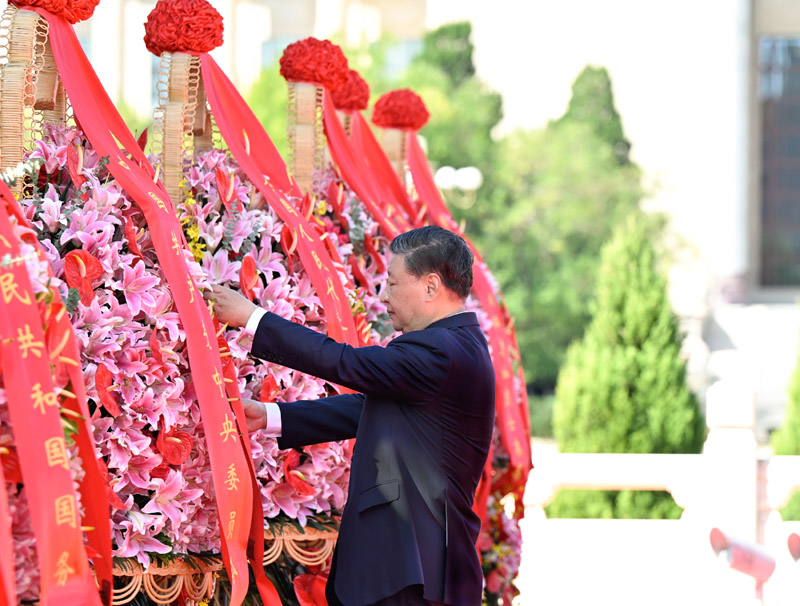 习近平等党和国家领导人出席烈士纪念日向人民英雄敬献花篮仪式