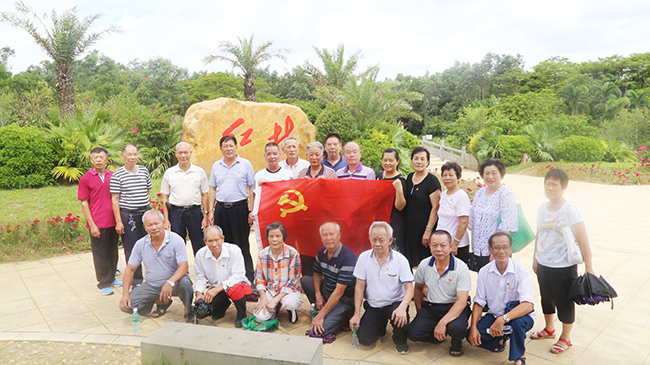 湖光岩风景区管理局老干支部党员们在党建红林合照.jpg