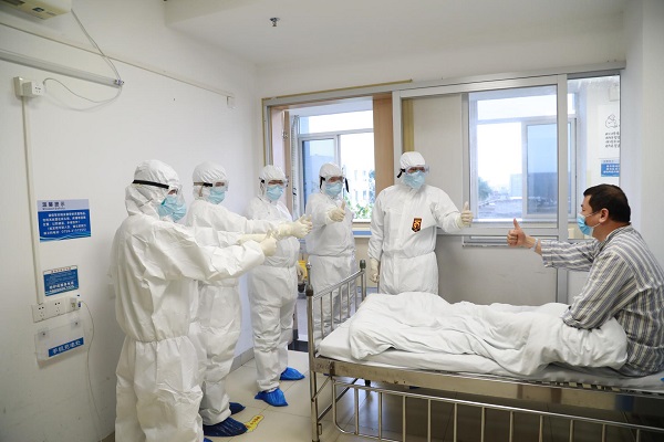（右二）涂云医生巡诊（由湛江中心人民医院林颖提供）.jpg
