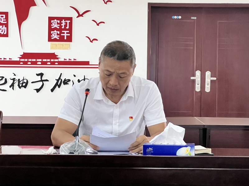 新当选的工会主席李华富作表态发言.jpg