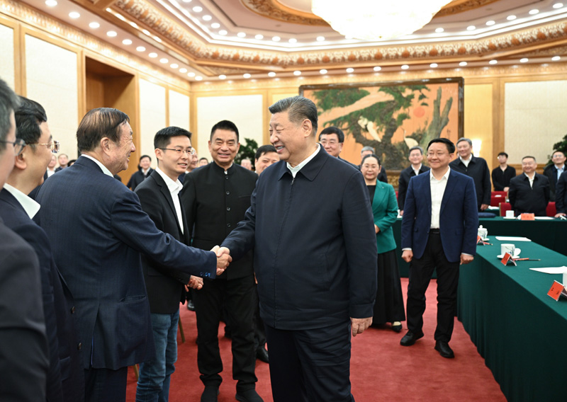 2月17日，中共中央总书记、国家主席、中央军委主席习近平在京出席民营企业座谈会并发表重要讲话。这是习近平同民营企业负责人亲切交流。图片来源：新华网.jpg
