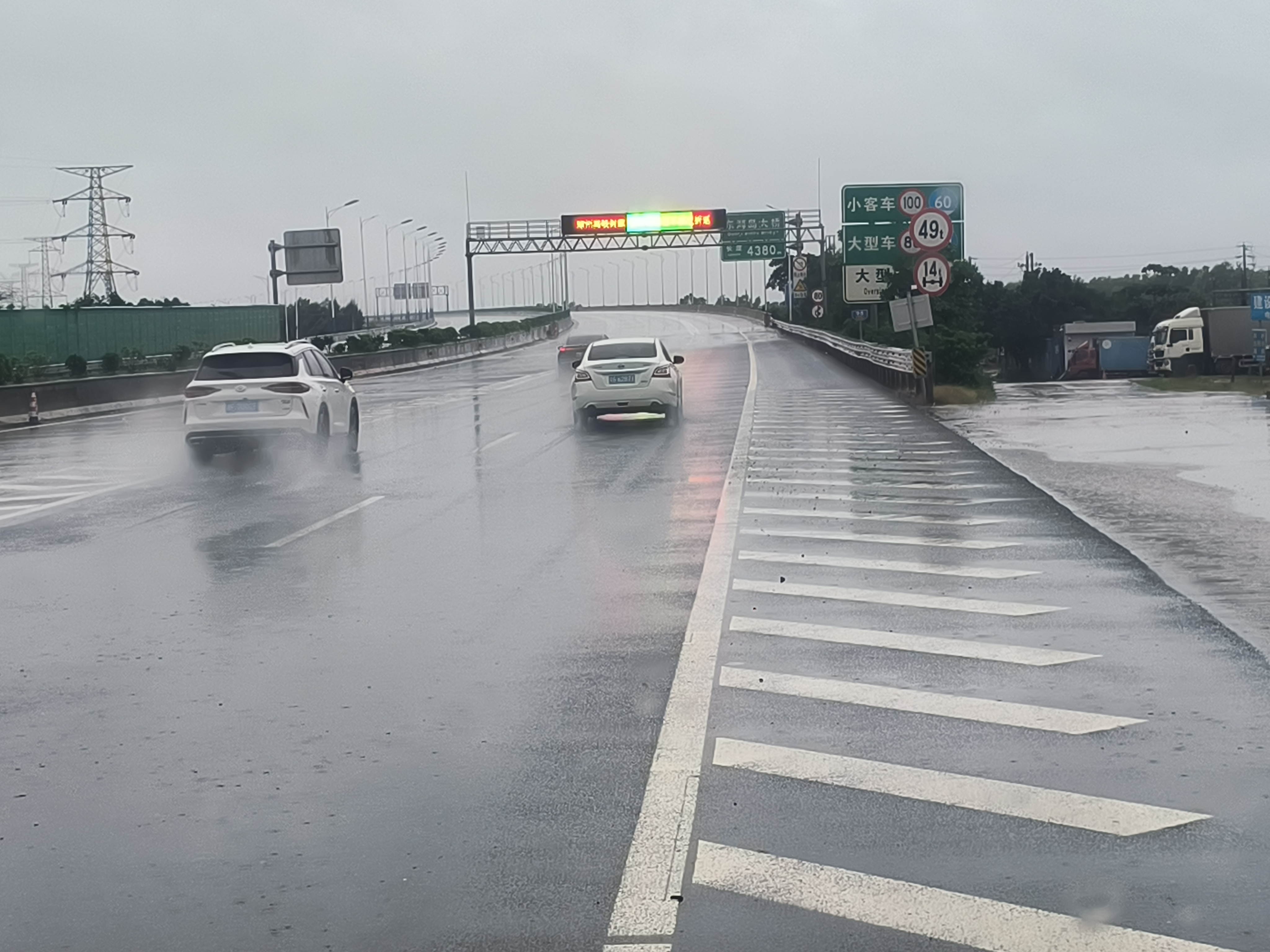 东海大桥运行畅通2.jpg