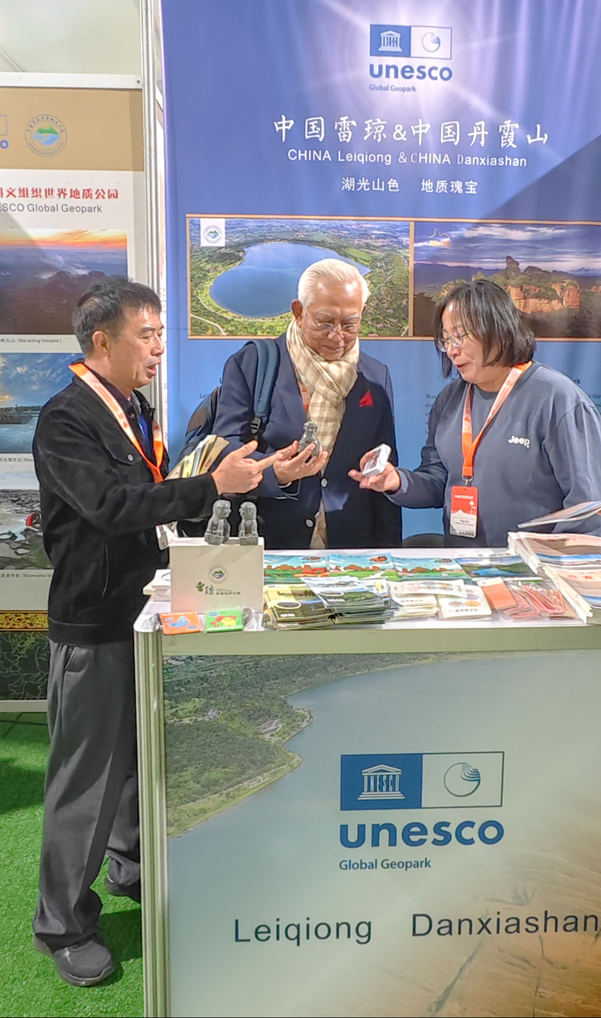 8.2在共同搭建的展台前一起介绍广东的2个世界地质公园.jpg